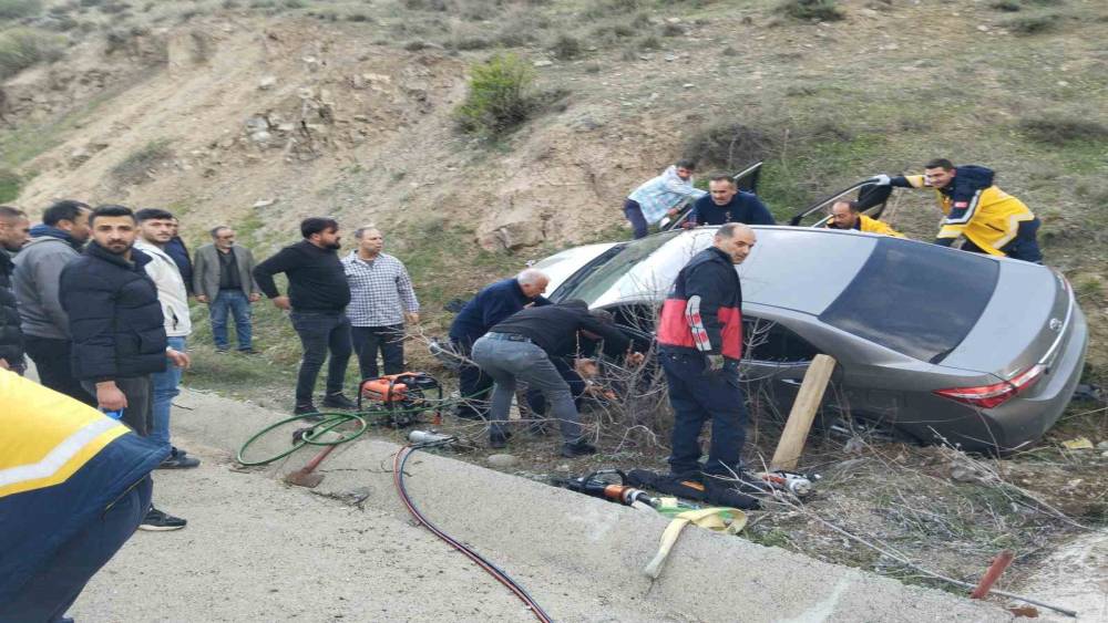 Sivas&rsquo;ın Suşehri il&ccedil;esinde trafik kazası,  3 yaralı
