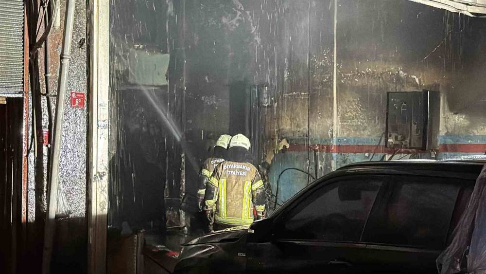 Diyarbakır&rsquo;da oto tamir d&uuml;kkanında yangın
