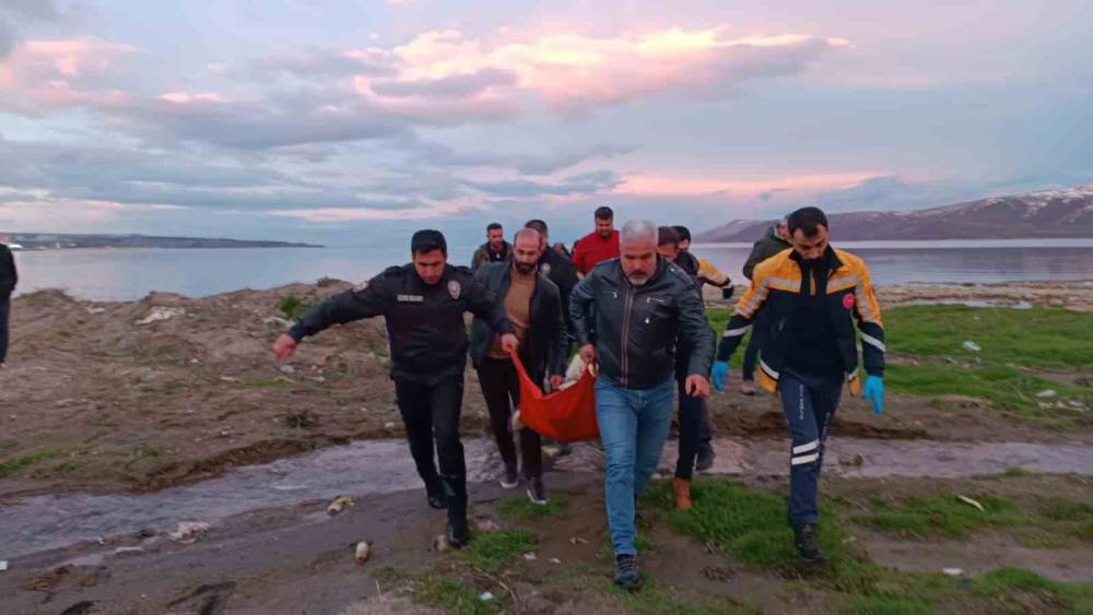 Polisler soğuk havaya aldırış etmeden Van G&ouml;l&uuml;&rsquo;ne girip vatandaşı kurtardı
