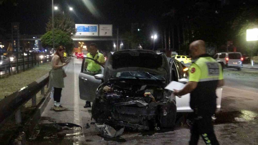 Aracın hurdaya d&ouml;nd&uuml;ğ&uuml; kazayı burnu bile kanamadan atlattı
