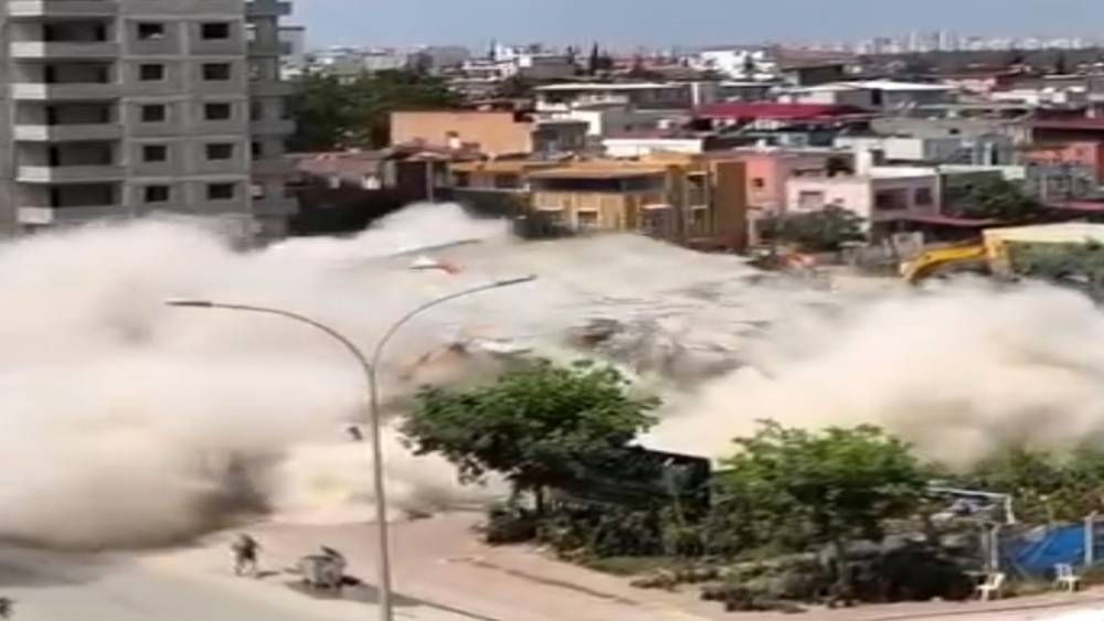 Kontrols&uuml;z yıkım faciaya davetiye &ccedil;ıkardı: Kadın son anda ka&ccedil;tı
