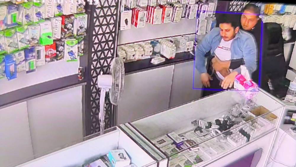 İnternetten &ouml;ğrendiği Heimlich manevrasıyla arkadaşını hayata tutundurdu
