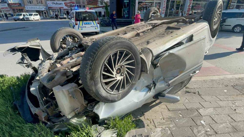 Karaman&rsquo;da takla atan otomobil s&uuml;r&uuml;c&uuml;s&uuml; yaralandı
