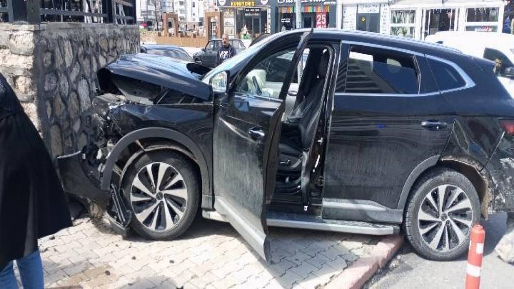 Elazığ&rsquo;da trafik kazası: 3 yaralı

