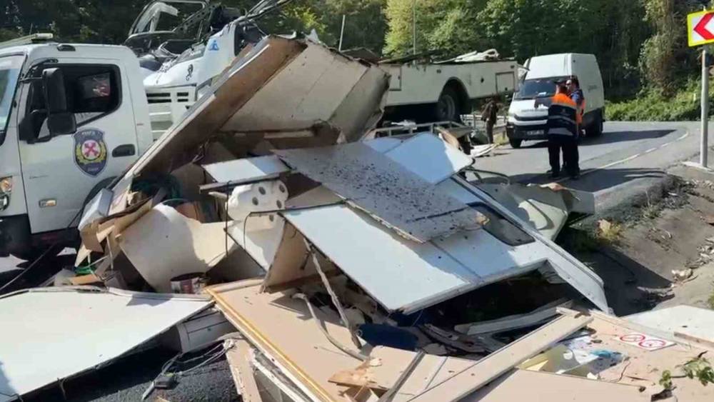 Sarıyer&rsquo;de bariyerlere &ccedil;arpan karavan parampar&ccedil;a oldu, s&uuml;r&uuml;c&uuml; hayatını kaybetti
