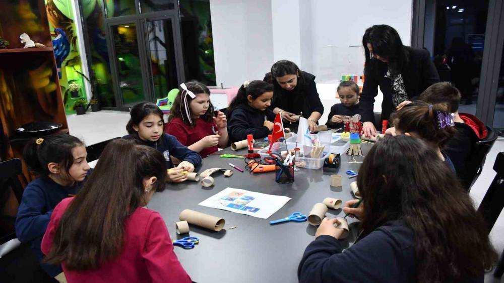 Minikler bilim ve &ccedil;evre temalı at&ouml;lyelerde eğlenirken &ouml;ğrenecek
