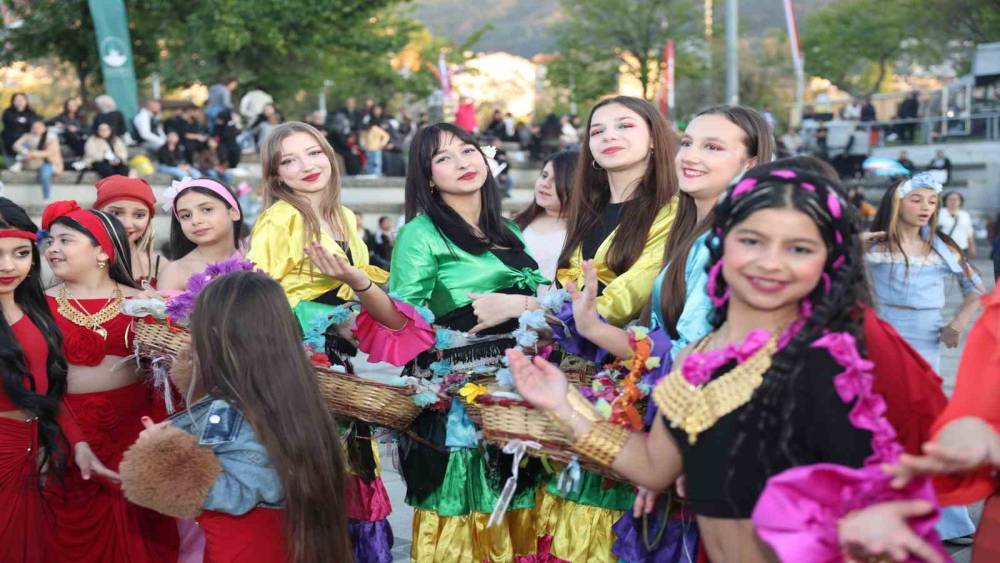 Osmangazi&rsquo;de baharın m&uuml;jdesi &lsquo;Hıdırellez&rsquo; coşkuyla kutlandı

