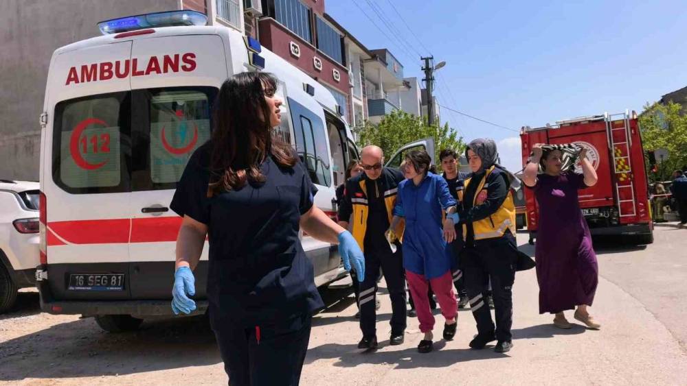 Sa&ccedil; kurutma makinesi evi yaktı: 2 kişi hastanelik oldu
