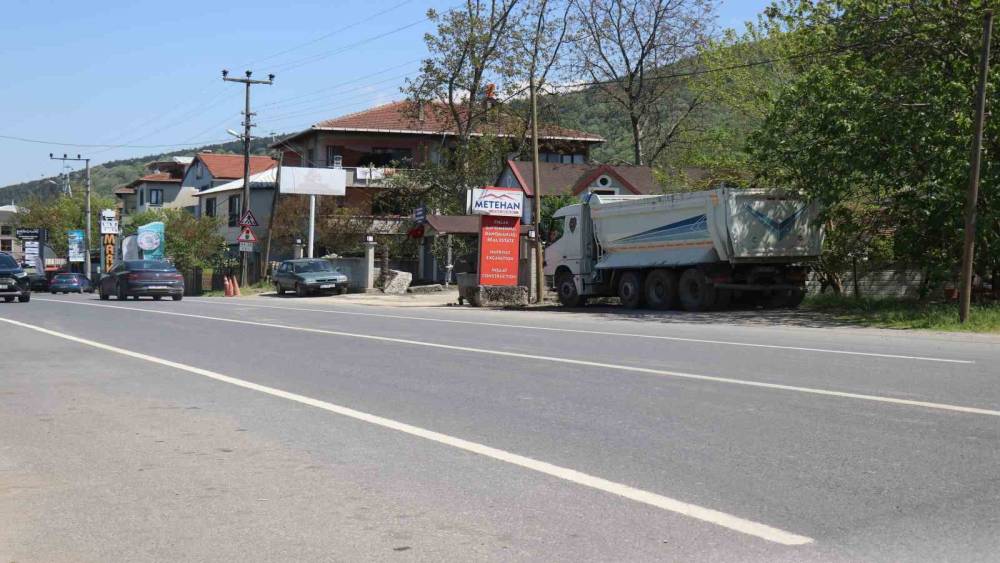&Ccedil;&ouml;p kamyonu altında kalan kadın hayatını kaybetti
