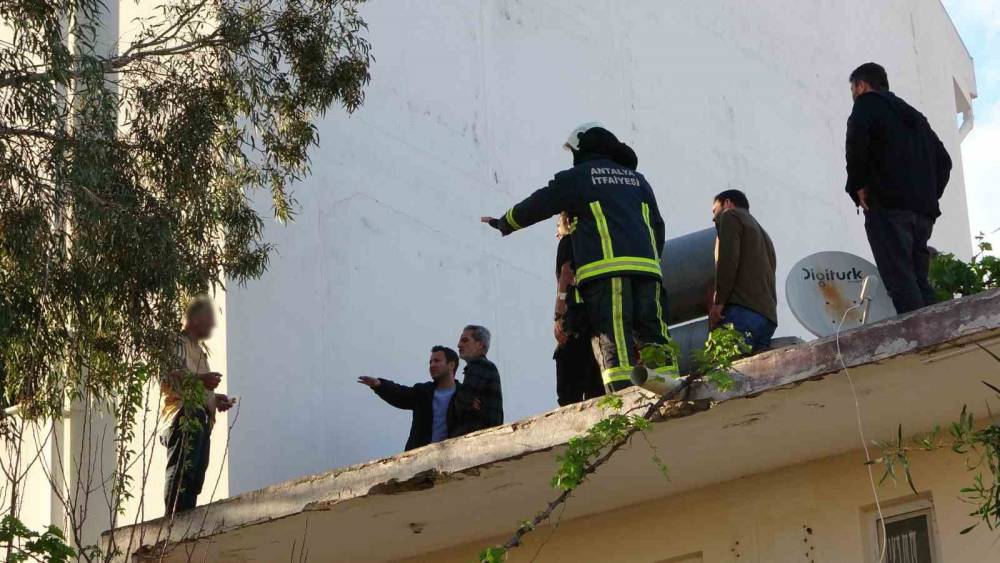 &Ccedil;atıya &ccedil;ıkıp &uuml;zerine benzin d&ouml;kt&uuml; gazeteci oyaladı polis yakaladı
