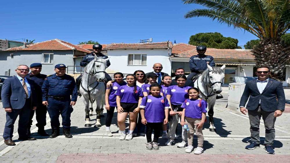Fo&ccedil;a&rsquo;da okul &ccedil;evrelerine sıkı denetim: Kaymakam Aydın&rsquo;dan "G&uuml;venli Eğitim" talimatı
