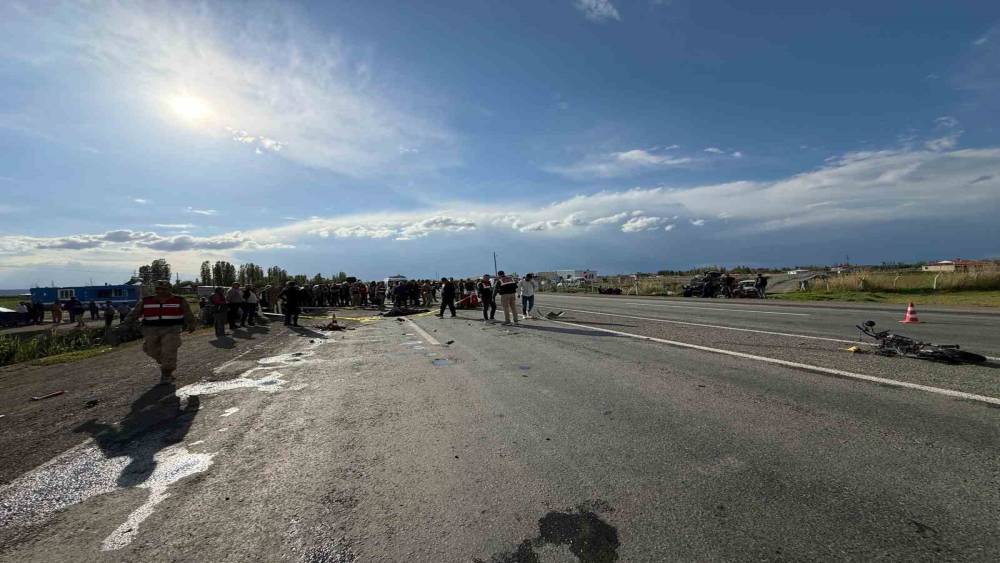 Iğdır&rsquo;da otomobilin &ccedil;arptığı motosiklet s&uuml;r&uuml;c&uuml;s&uuml; hayatını kaybetti
