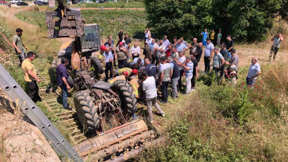 Kontrolden &ccedil;ıkan trakt&ouml;r k&ouml;pr&uuml;den aşağı u&ccedil;tu
