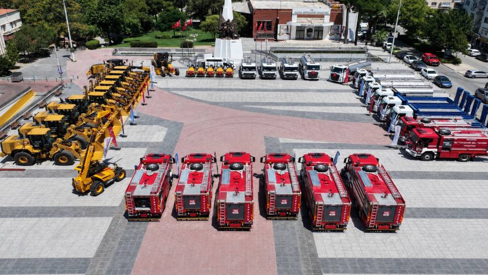 Manisa B&uuml;y&uuml;kşehir filosunu 37 yeni ara&ccedil;la b&uuml;y&uuml;tt&uuml;
