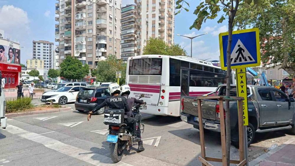 Yolcu minib&uuml;s&uuml;n&uuml;n yaya ge&ccedil;idinde &ccedil;arptığı gen&ccedil; kız &ouml;ld&uuml;
