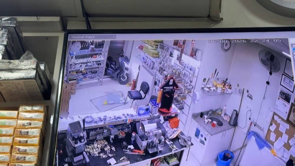 Eskişehir&rsquo;de kaza sonrası g&uuml;venlik kamerası izlenirken bı&ccedil;aklı kavga: 2 yaralı
