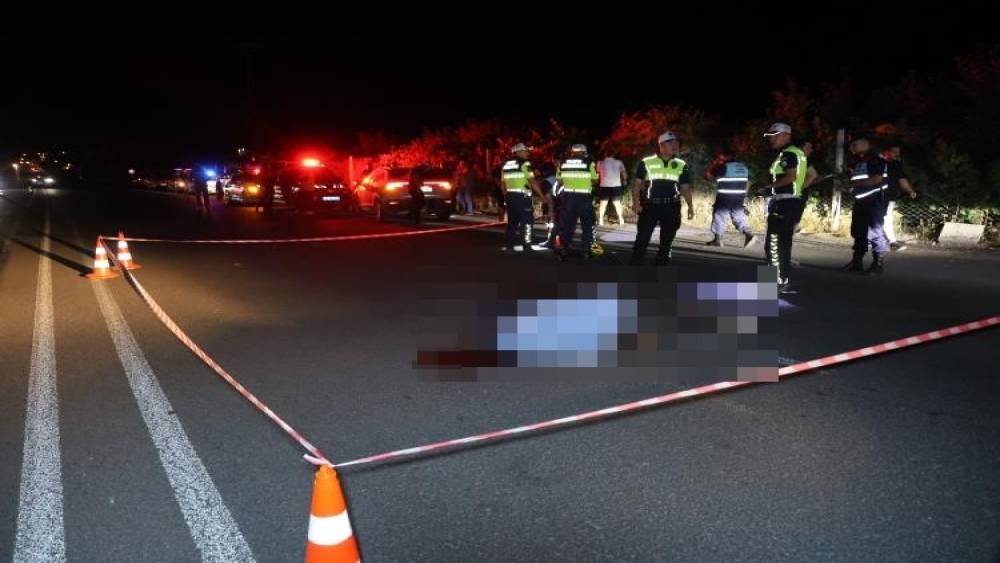 Otomobilin &ccedil;arptığı yaya hayatını kaybetti: O anlar kamerada
