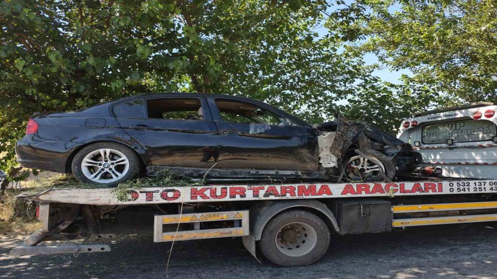 Otomobil kontrolden &ccedil;ıkıp ağaca &ccedil;arptı, faciadan d&ouml;n&uuml;ld&uuml;
