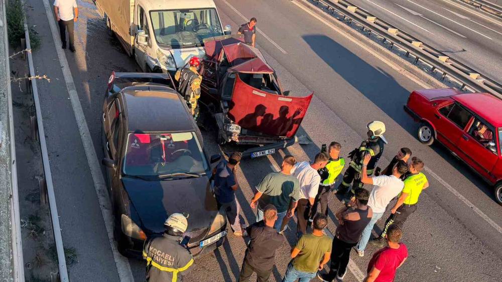 Kocaeli&rsquo;de 3 ara&ccedil;lı zincirleme kaza: S&uuml;r&uuml;c&uuml;ler yara almadan kurtuldu

