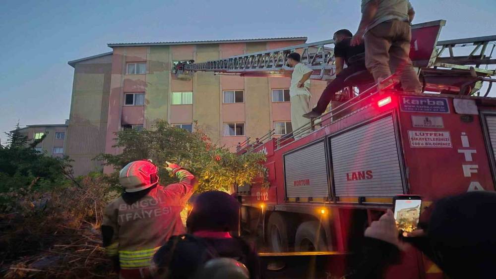 Bing&ouml;l&rsquo;de 16 dairelik bina alevlere teslim oldu: Mahsur kalanları itfaiye merdivenle kurtardı
