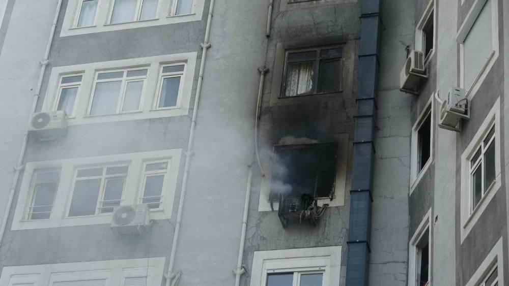 Apartmanda yangın paniği: 5 kişi dumandan etkilendi
