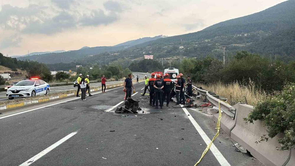 Bolu D-100&rsquo;de iki otomobil kafa kafaya &ccedil;arpıştı: 1 &ouml;l&uuml;, 2 yaralı
