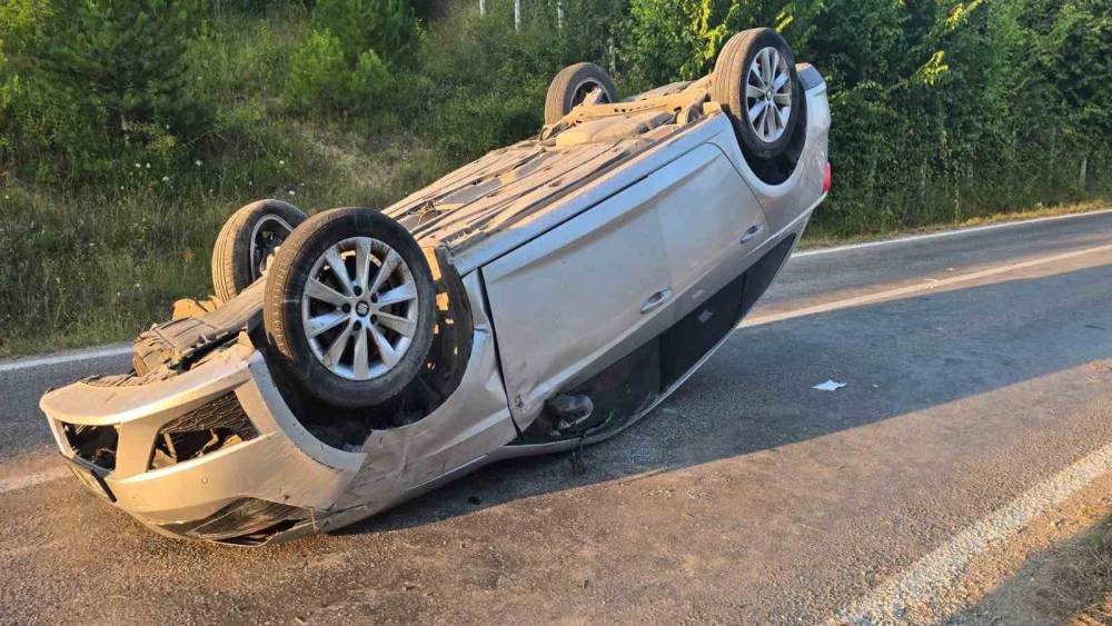 T&uuml;rkeli&rsquo;de otomobil takla attı: 2 yaralı
