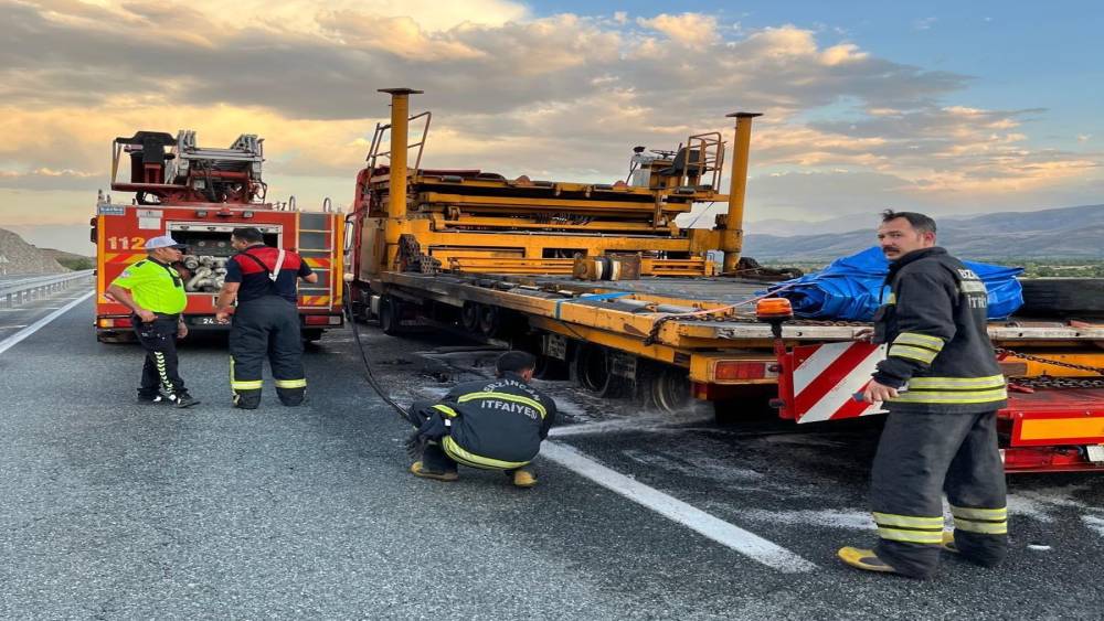 Erzincan&rsquo;da seyir halindeki tırın dorsesi yandı
