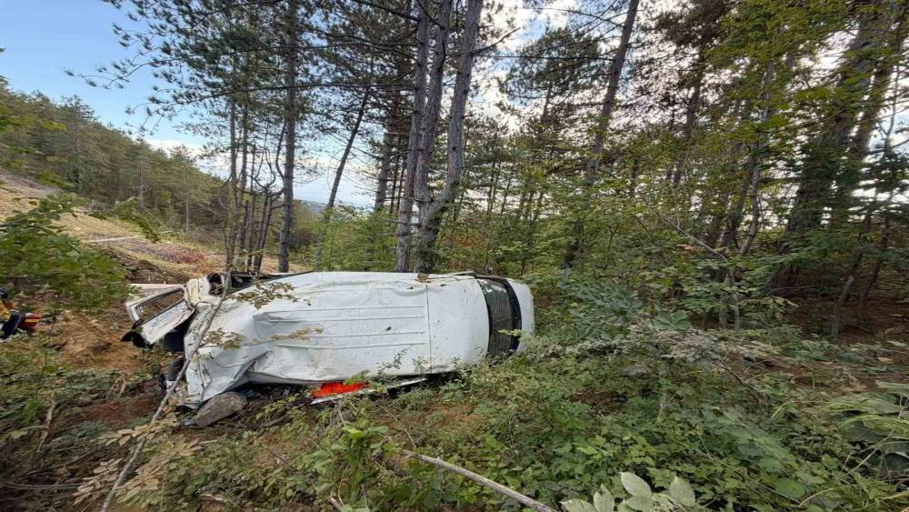 İş&ccedil;ileri taşıyan minib&uuml;s, şarampole yuvarlandı: 1 &ouml;l&uuml;, 4 yaralı
