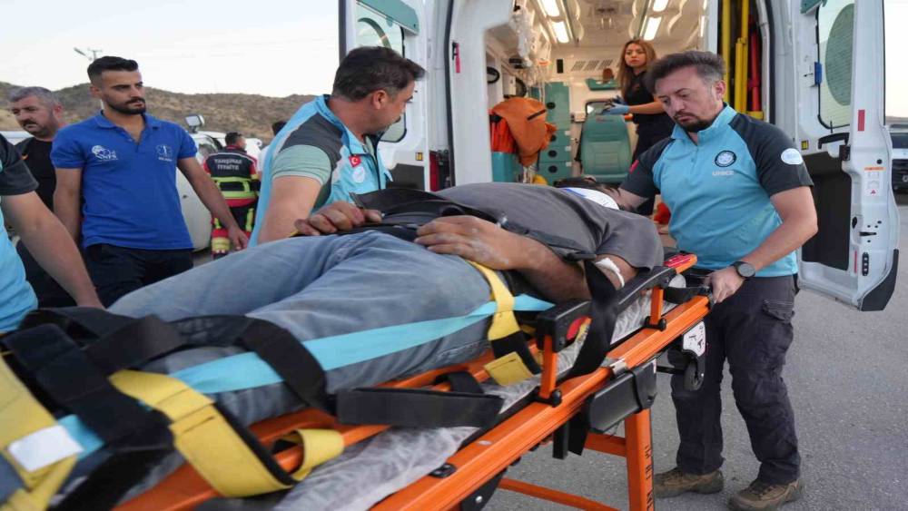 14 kişinin yaralandığı kazada minib&uuml;s s&uuml;r&uuml;c&uuml;s&uuml;n&uuml;n kural ihlali yaptığı değerlendirildi
