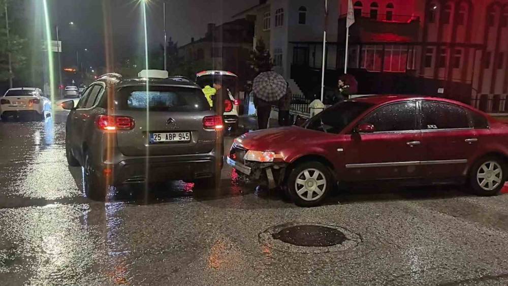 Erzurum&rsquo;da kavşakta otomobiller &ccedil;arpıştı: 1 yaralı
