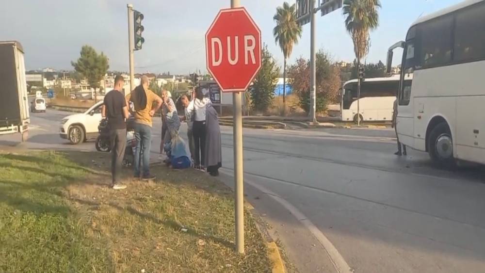 Manavgat&rsquo;ta otel servisi ile motosiklet &ccedil;arpıştı: 1 yaralı
