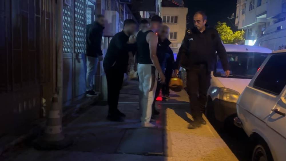 Ambulansa binmemek i&ccedil;in direndi, arkadaşlarına "Siz kimsiniz" dedi
