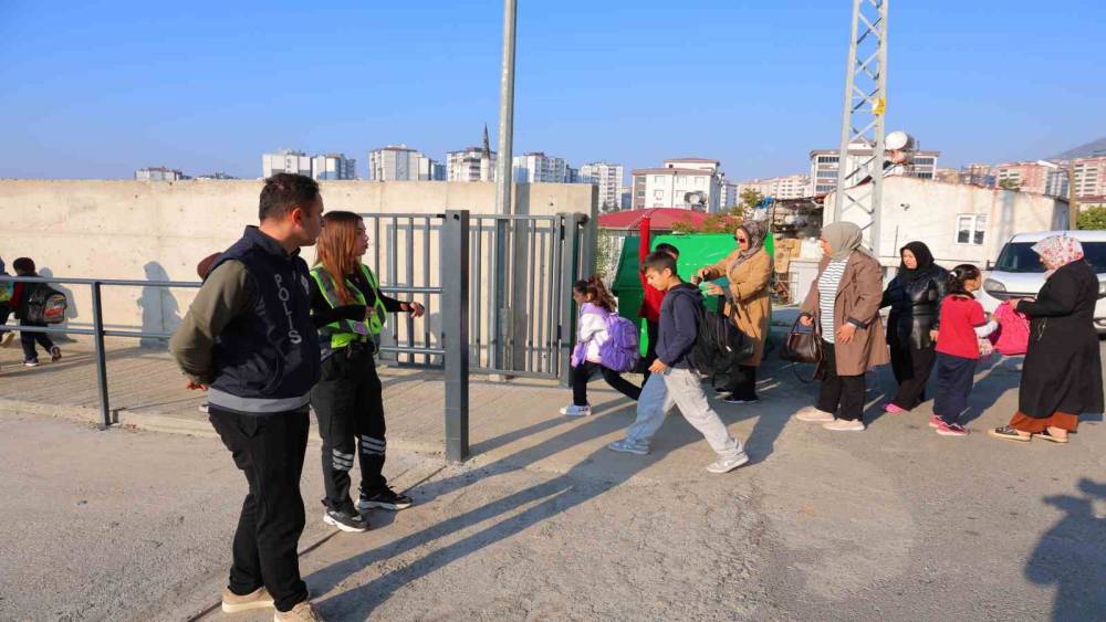 Kahramanmaraş&rsquo;ta okullarda polisler de g&ouml;rev yapmaya başladı
