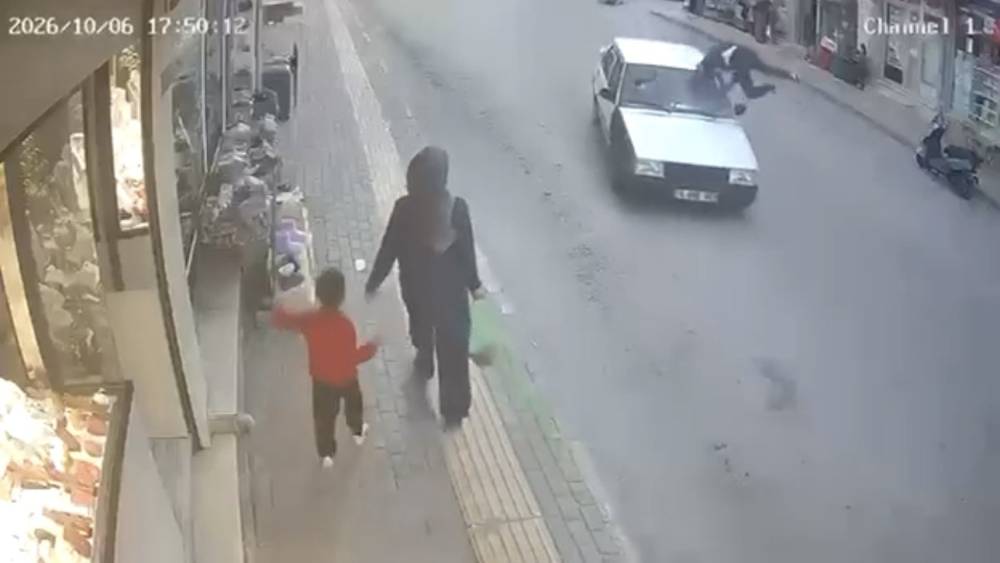 Bursa&rsquo;da Tofaş otomobil yayaya &ccedil;arptı: O anlar kamerada
