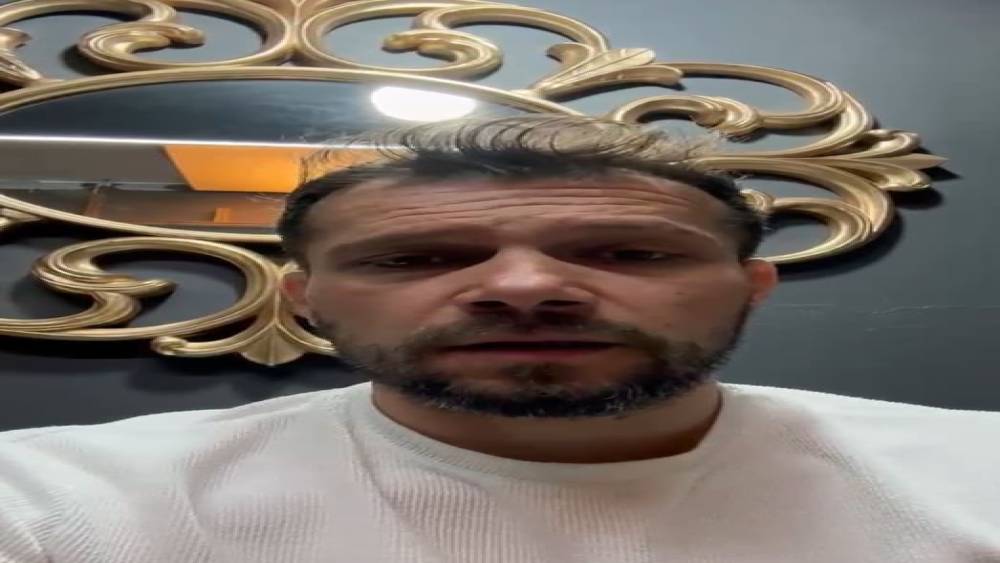 Tezgahta unutulan g&uuml;neş g&ouml;zl&uuml;ğ&uuml;n&uuml; kendisininmiş gibi kafasına takıp oradan ayrıldı, sahibi g&ouml;zl&uuml;ğ&uuml;n&uuml; alana seslendi
