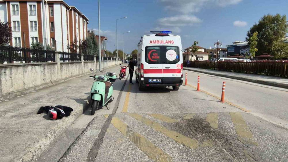 D&uuml;zce&rsquo;de devrilen motosikletin s&uuml;r&uuml;c&uuml;s&uuml; yaralandı
