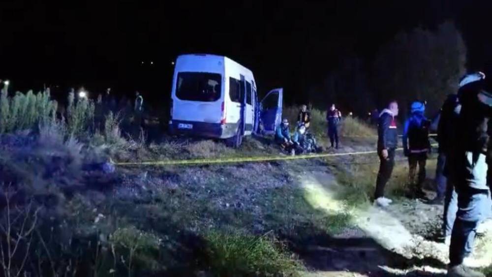 Kayseri&rsquo;de iki iş&ccedil;i servisi ile iş makinası &ccedil;arpıştı: 1 &ouml;l&uuml;, 15 yaralı
