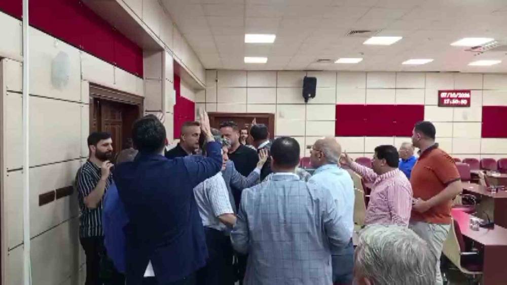 Y&uuml;reğir Belediye Meclisi&rsquo;nde "satılık" tartışması: CHP&rsquo;li iki meclis &uuml;yesi birbirine girdi
