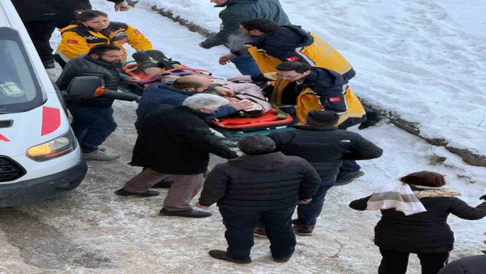 Kars&rsquo;ta okula giden &ouml;ğrencinin başına buz k&uuml;tlesi d&uuml;şt&uuml;
