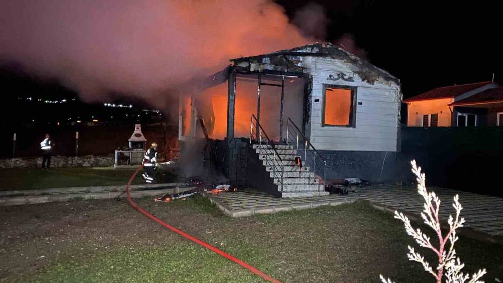 &Ccedil;orum&rsquo;da bağ evi alevlere teslim oldu
