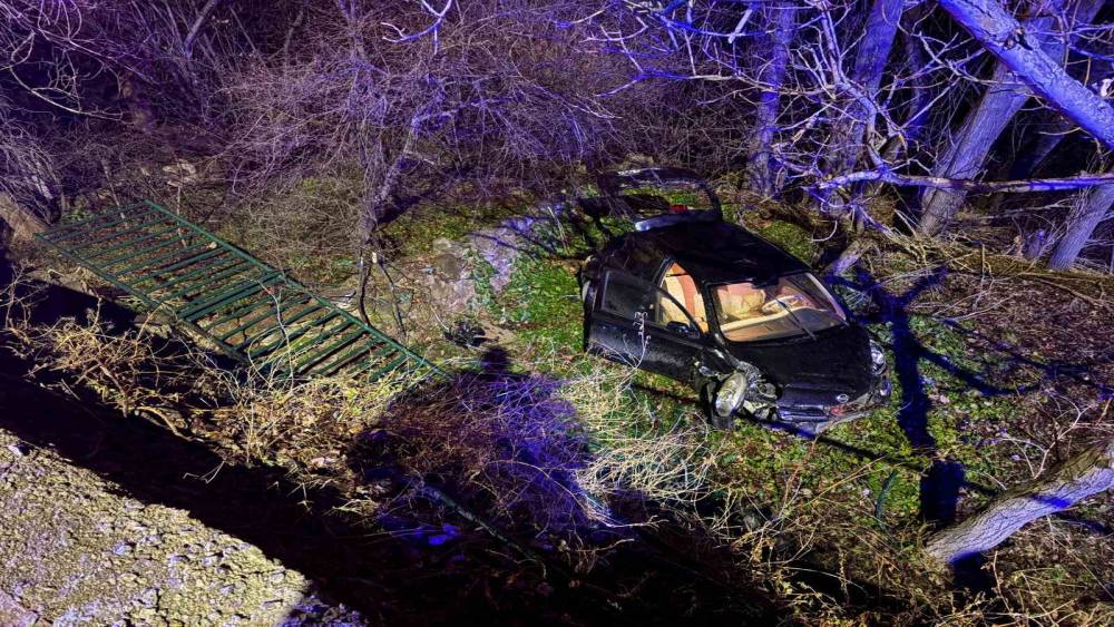 Ehliyetsiz s&uuml;r&uuml;c&uuml; 5 metrelik bah&ccedil;e duvarından u&ccedil;tu: 1 yaralı
