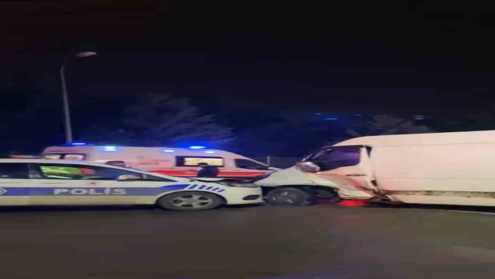 Sultanbeyli&rsquo;de polis aracı ile otomobil &ccedil;arpıştı: 3 yaralı
