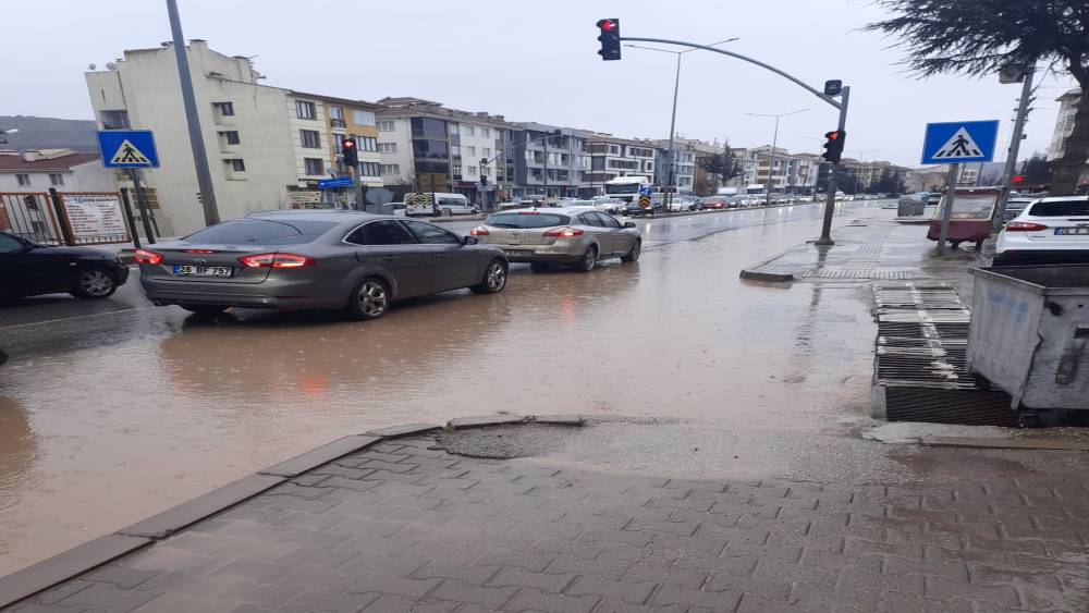 Cadde g&ouml;le d&ouml;nd&uuml;, s&uuml;r&uuml;c&uuml;ler zor anlar yaşadı
