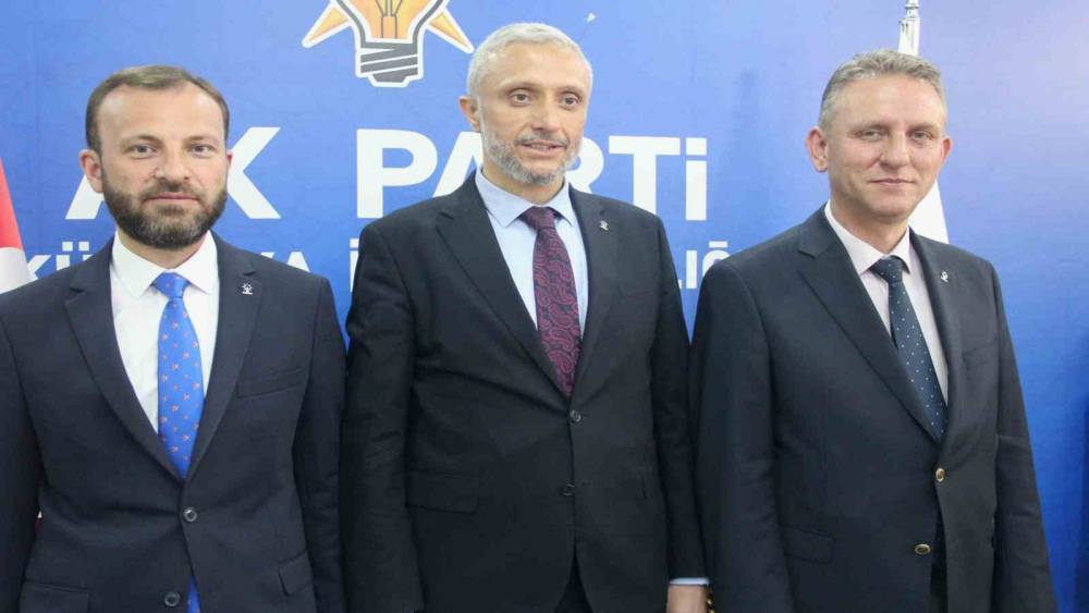 AK Parti K&uuml;tahya milletvekilleri, Başkan G&uuml;neş&rsquo;in yerel kıyafetli fotoğrafı &uuml;zerinden yapılan paylaşıma tepki g&ouml;sterdi
