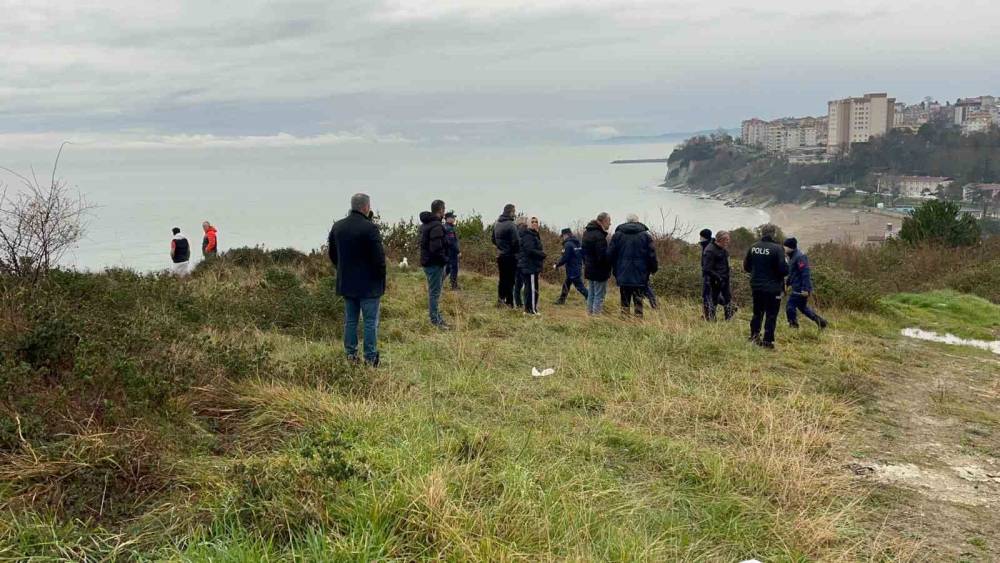 3 g&uuml;nd&uuml;r kayıp olan kadının eşyaları deniz kenarında bulundu
