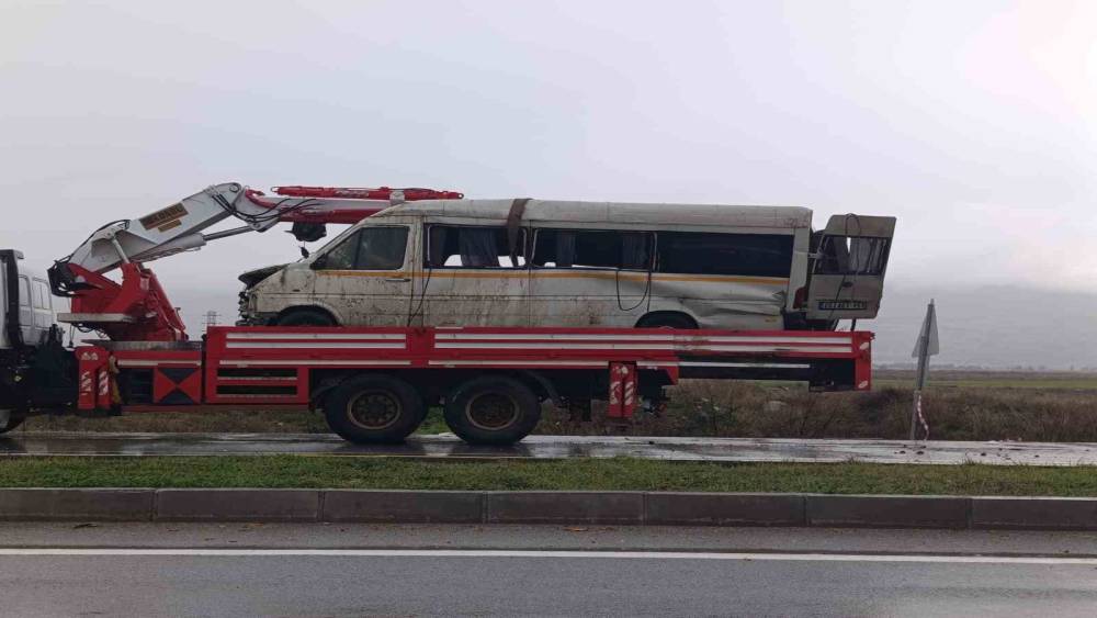Yağış sonrası kayganlaşan yolda taklalar atan transit hurdaya d&ouml;nd&uuml;: 2 yaralı
