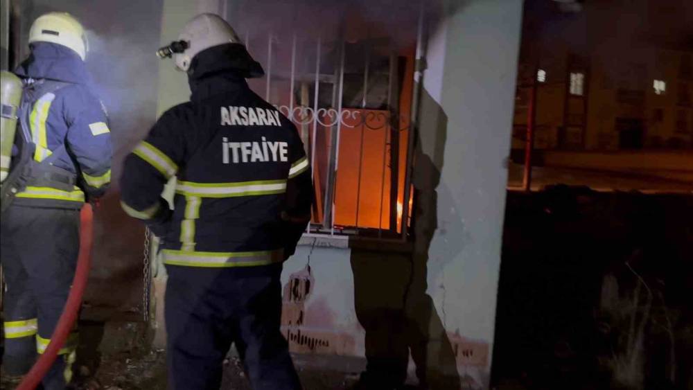 Aksaray&rsquo;da m&uuml;stakil ev alev alev yandı
