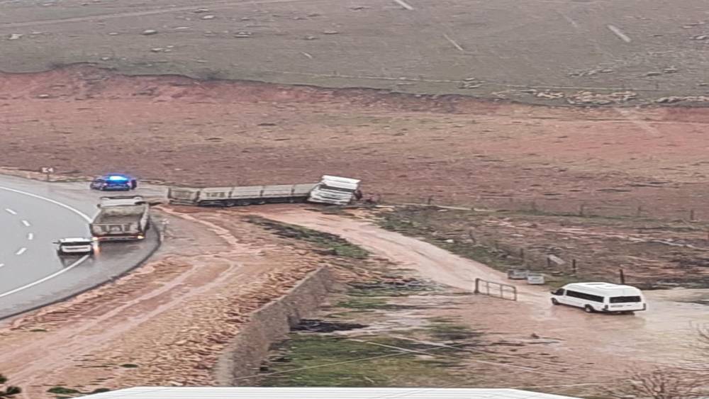 Kurtalan&rsquo;da kontrolden &ccedil;ıkan kamyon yol kenarına savruldu
