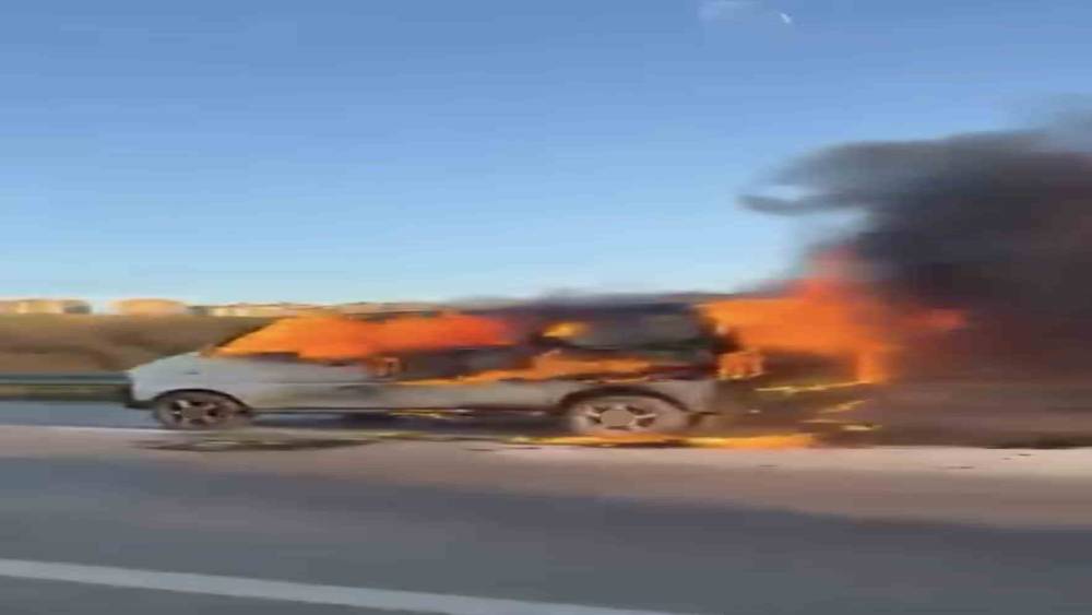 Bursa&rsquo;da hafif ticari ara&ccedil; alev aldı
